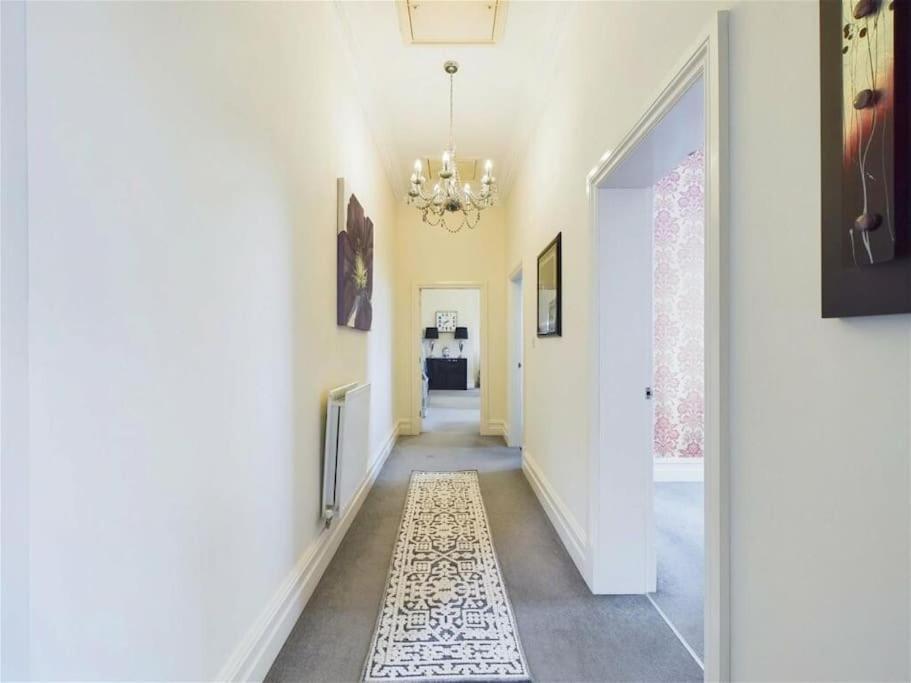 Upmarket Apartment In 옴스커크 외부 사진