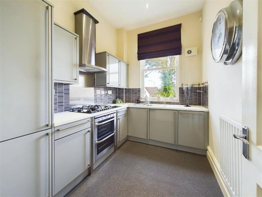 Upmarket Apartment In 옴스커크 외부 사진