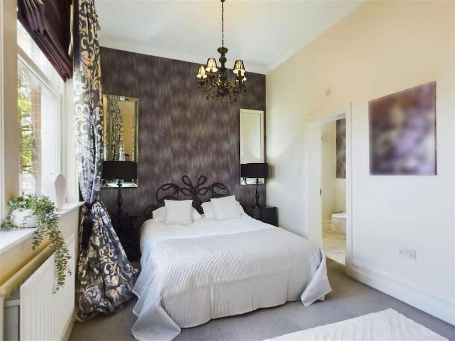 Upmarket Apartment In 옴스커크 외부 사진