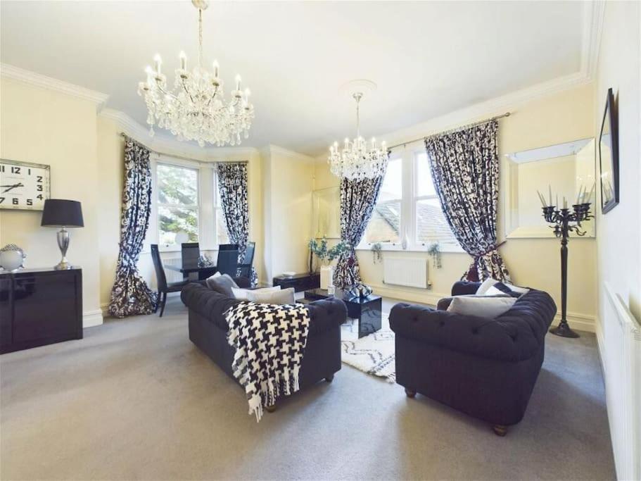 Upmarket Apartment In 옴스커크 외부 사진