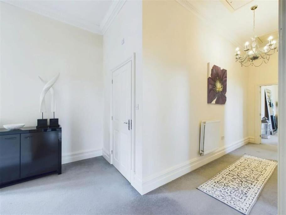 Upmarket Apartment In 옴스커크 외부 사진
