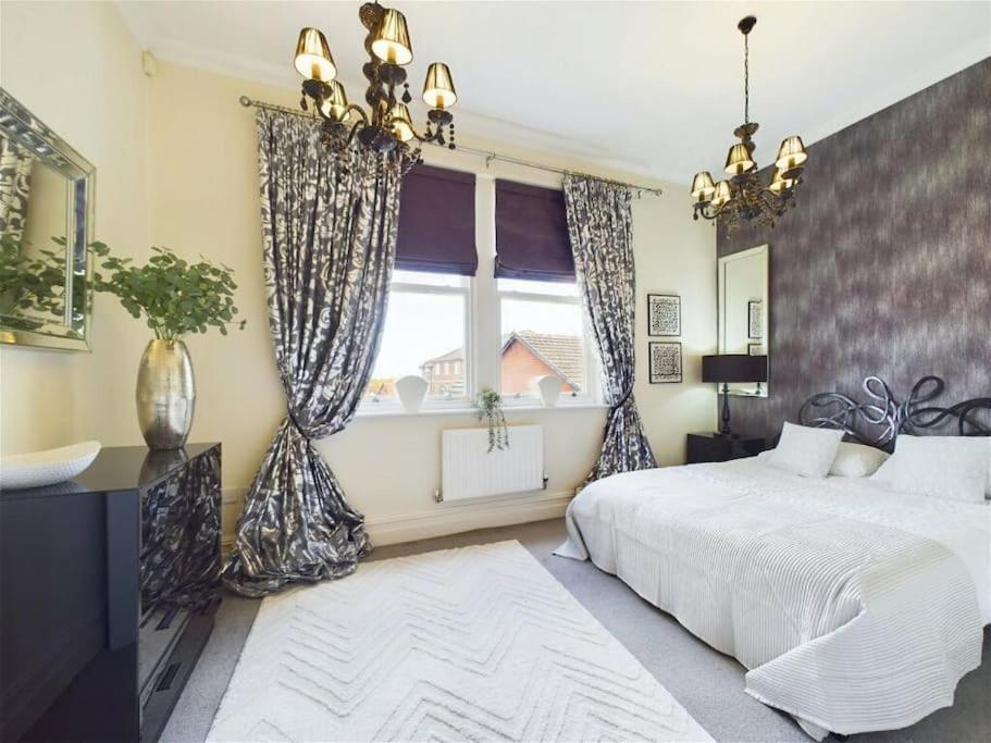 Upmarket Apartment In 옴스커크 외부 사진